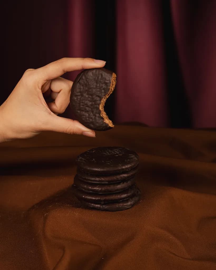 Tapas de alfajor hechas artesanalmente y bañadas premium son una opción exquisita para compartir con cualquier tipo de infusión.